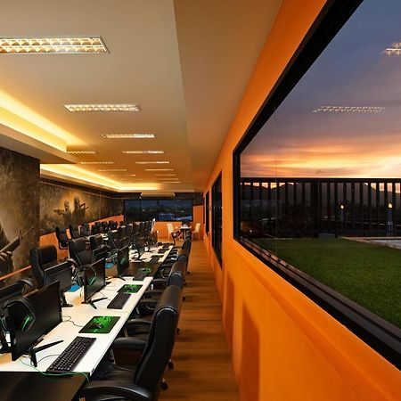 Gamers Paradise Hotel 查龙 外观 照片
