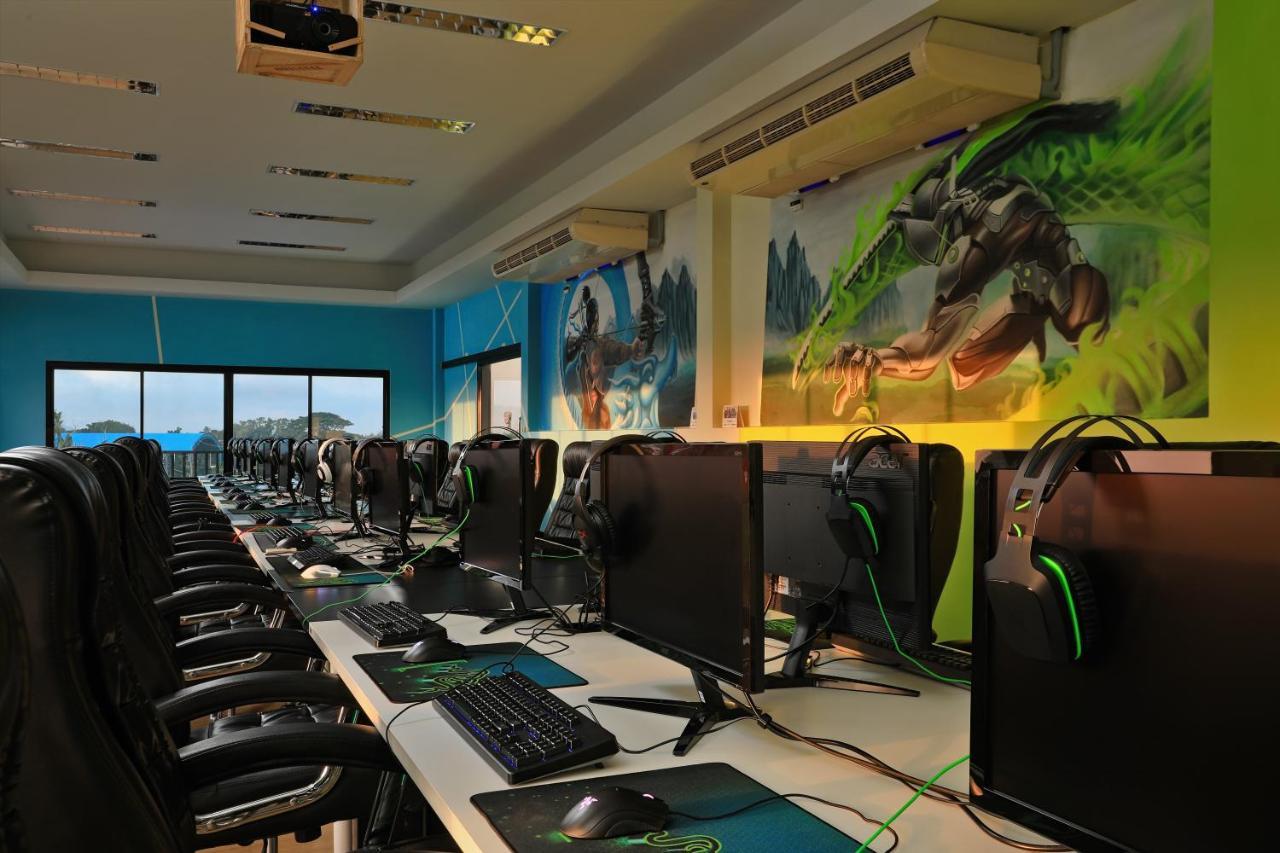 Gamers Paradise Hotel 查龙 外观 照片