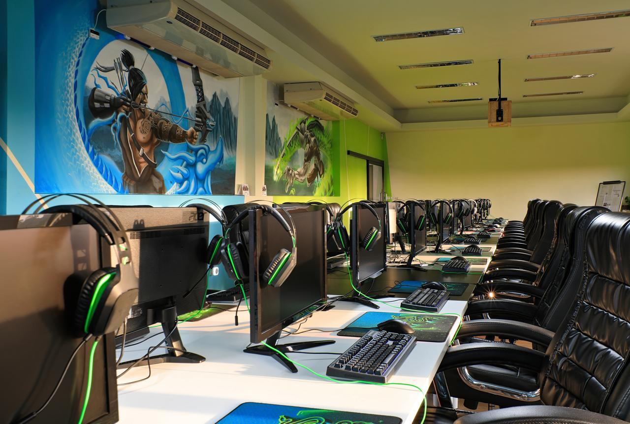 Gamers Paradise Hotel 查龙 外观 照片