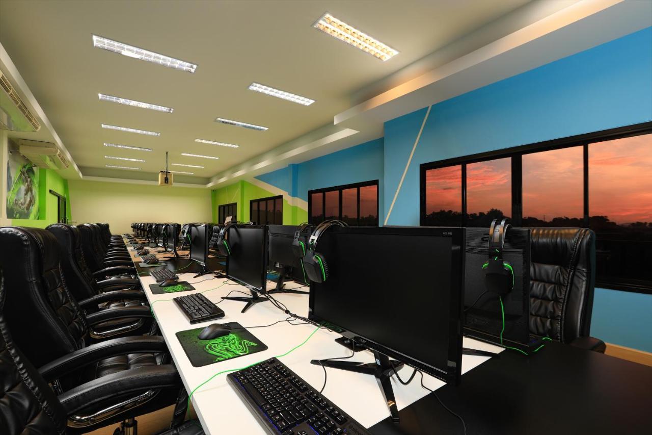 Gamers Paradise Hotel 查龙 外观 照片